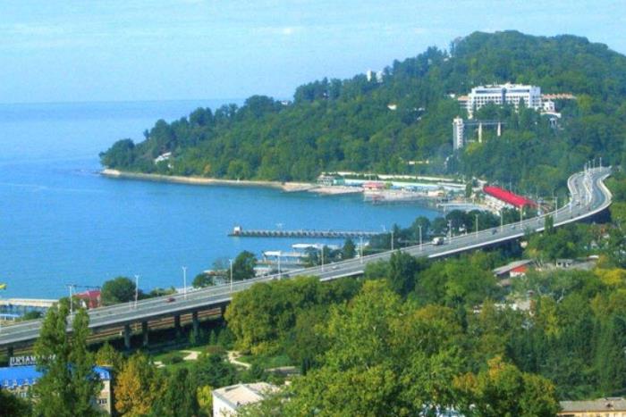 Протяженность города Сочи - более 100 км по побережью Чёрного моря