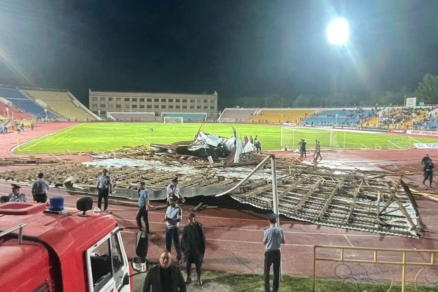 В Казахстане во время футбольного матча обрушилась крыша стадиона